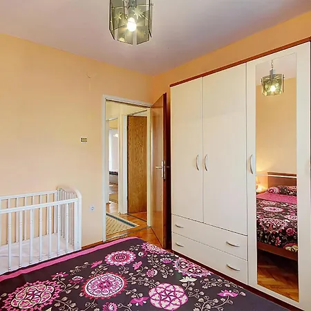 4 Bedroom Cozy Apartment In Pula Appartement *