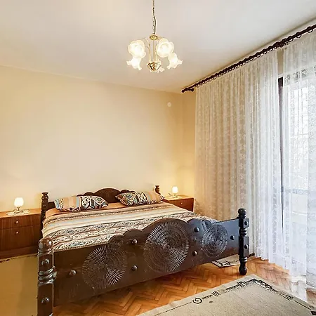 Appartement 4 Bedroom Cozy Apartment In Pula Pula