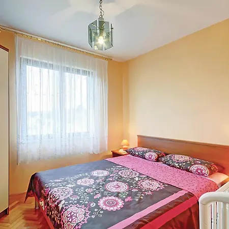 4 Bedroom Cozy Apartment In Pula Daire
