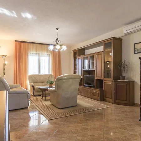 Apartment 4 Bedroom Cozy In Pula