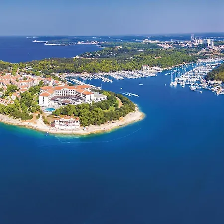 4 Bedroom Cozy Apartment In Pula *
