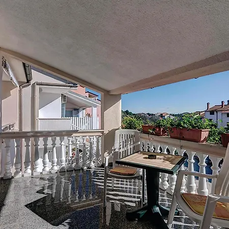4 Bedroom Cozy Apartment In Pula