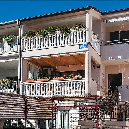 Apartment 4 Bedroom Cozy In Pula